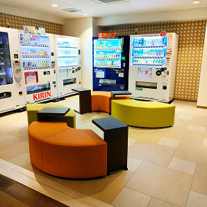 テーブル掛けだと、他の方が使って<br>いるときに使いづらいです。<br>
また、テーブル間が近く、少し窮屈<br>に感じる場所がありました。